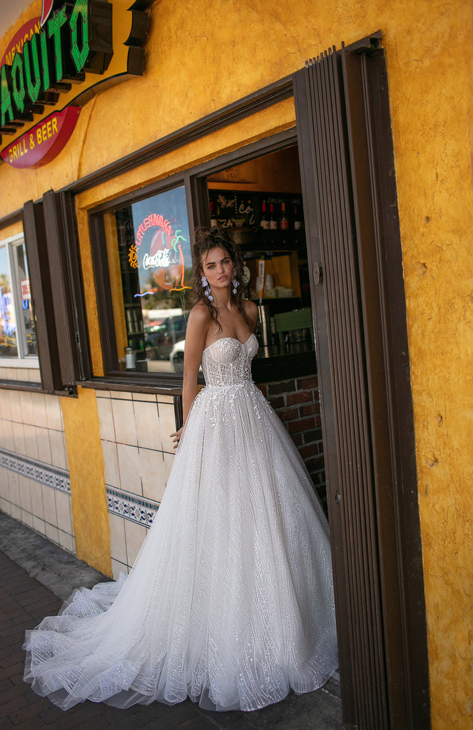 Vintage White Backless Appliqued Sweetheart Long A-Line With Tail Wedding Dresses HS45